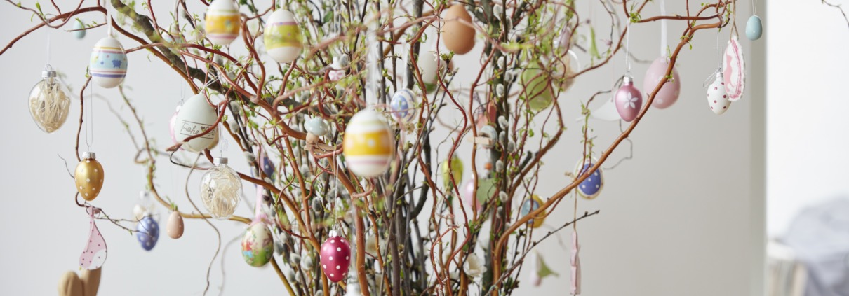 Osterstrauß in einer Vase Weidenzweige mit bemalten Ostereiern