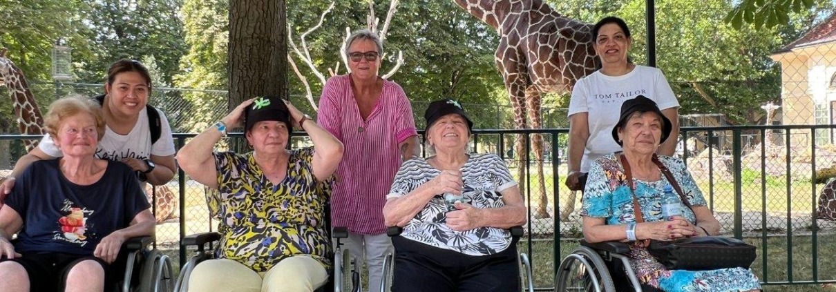 Pflege Liesing Bewohner*innen beim Besuch im Tiergarten Schönbrunn