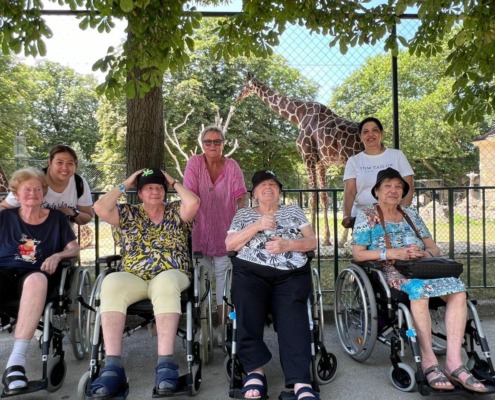 Pflege Liesing Bewohner*innen beim Besuch im Tiergarten Schönbrunn