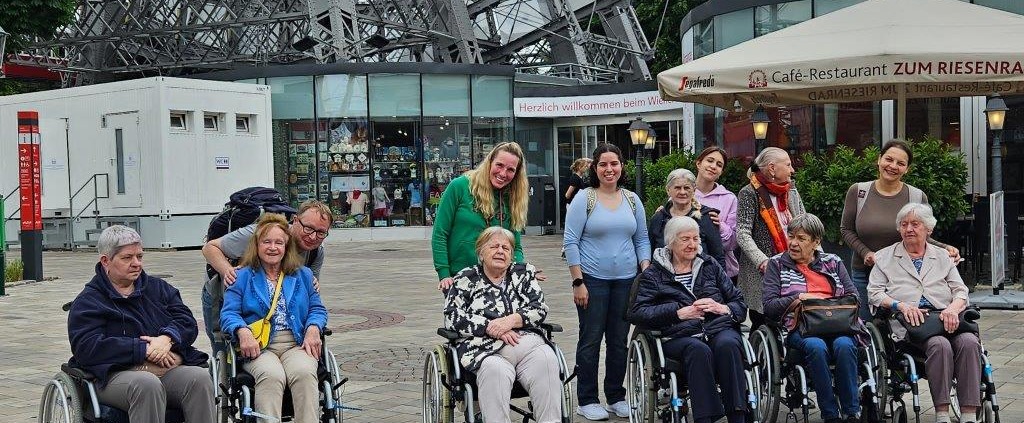 PLI Ausflug Prater, Bewohner*innen BegleiterInnen vor dem Riesenrad