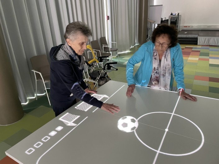 PRU, Tovertafel Fußballspiel, 2 Bewohnerinnen