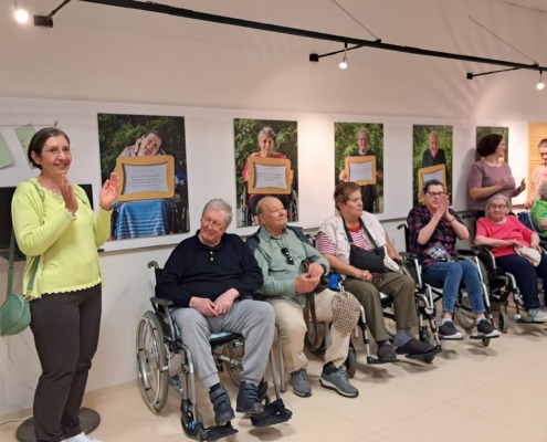 PSI, Rat fürs Leben, Vernissage, Bewohner*innen vor Plakaten