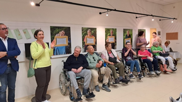 PSI, Rat fürs Leben, Vernissage, Bewohner*innen vor Plakaten