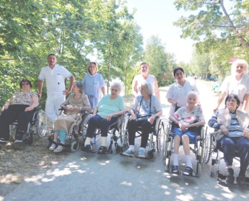 Pflege Floridsdorf Bewohner*innen Eis essen an der Alten Donau