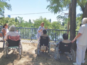 Pflege Floridsdorf Bewohner*innen Eis essen an der Alten Donau