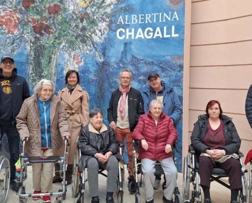 Gruppenfoto Begleiter und Bewohner*innen der Pflege Innerfavoriten