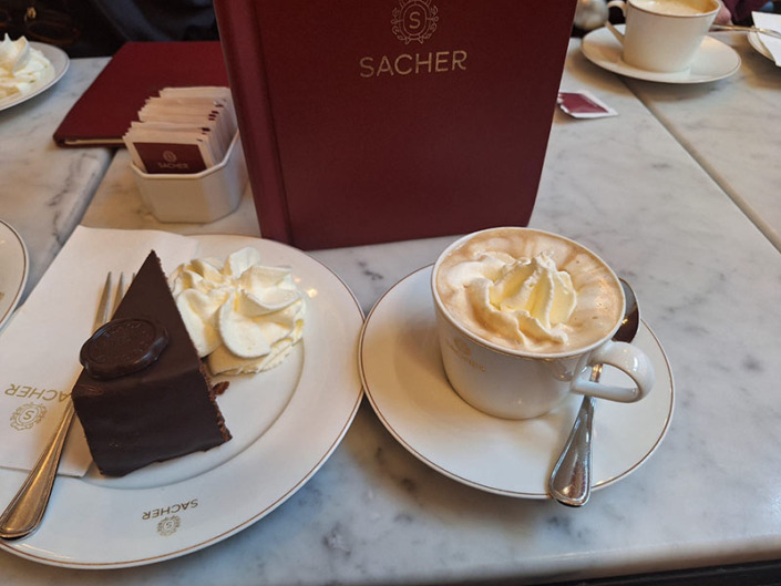 Kaffee und Kuchen im Cafe Sacher