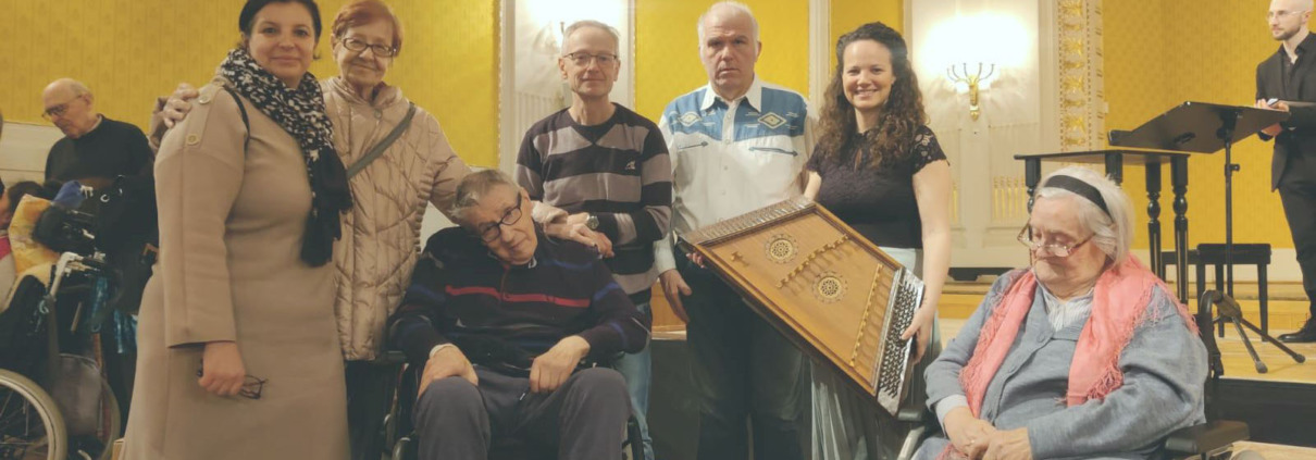 Bewohner*innen, Betreuer*innen und Musiker*innen der Pflege Innerfavoriten im Probensaal des Konzerthaus Wien