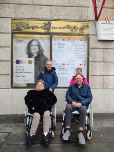 Bewohner*innen und Betreuer*innen der Pflege Innerfavoriten vor dem Konzerthaus Wien