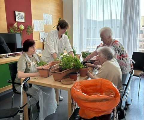 Pflege Innerfavoriten, Bewohnerinnen mit Betreuerin und Pflanzen
