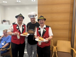Musiker und Koch beim Fruehlingsfest im Pflegewohnhaus Liesing