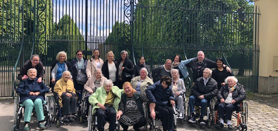 Pflege Baumgarten, Zooausflug, Gruppenfoto