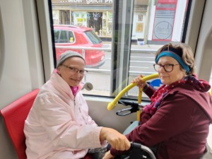 Pflege Innerfavoriten zwei Bewohner sitzen in der Straßenbahn