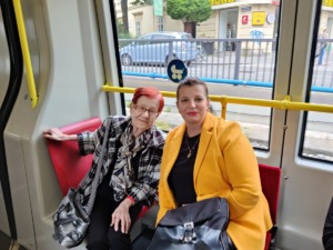 Pflege Innerfavoriten zwei Bewohner in der Straßenbahn