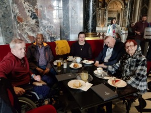 Pflege Innerfavoriten Bewohner und Begleiter im Kaffeehaus