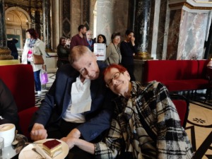 Pflege Innerfavoriten zwei Bewohner im Kaffeehaus