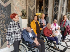 Pflege Innerfavoriten Bewohner und Begleiter im Kunsthistorischen Museum vor Eingang