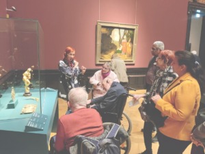 Pflege Innerfavoriten Bewohner und Begleiter im Kunsthistorischen Museum vor Vitrine