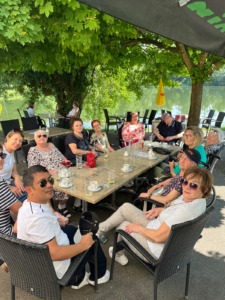 Pflege Innerfavoriten Gruppe im Schanigarten