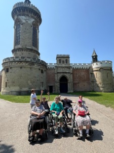 Pflege Innerfavoriten Gruppe vor Schloss Laxenburg