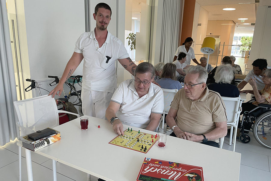Bewohner*innen spielen Brettspiele in der Pflege Leopoldstadt