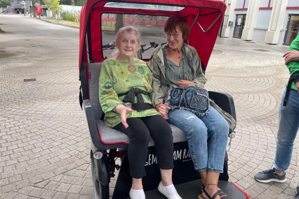 Rickscha-Fahrt im Prater, Frauen im Rickscha