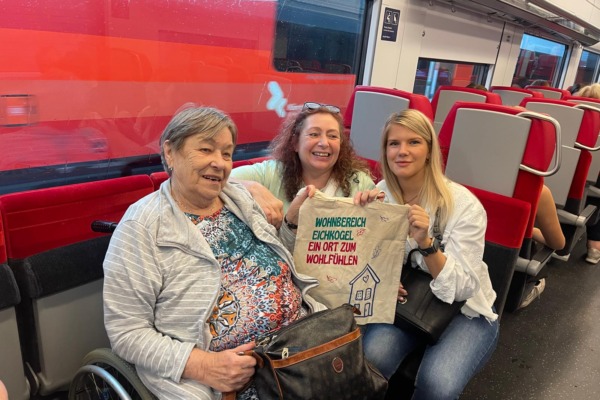 Rickscha-Fahrt im Prater, Frauen und Begleiterinnen sitzen in U-Bahn