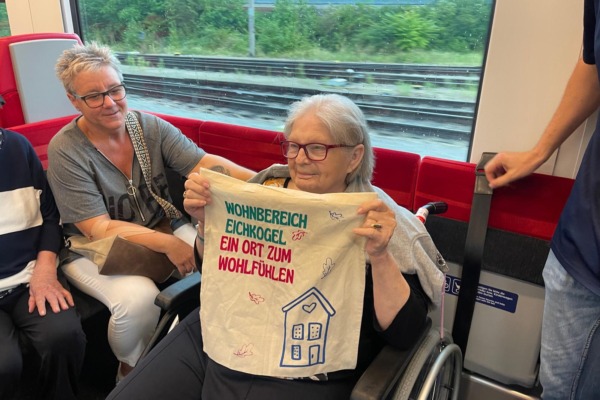 Rickscha-Fahrt im Prater, Frau im Rollstuhl in U-Bahn