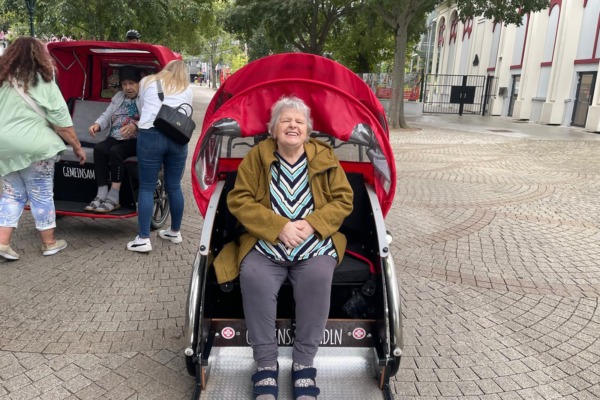 Rickscha-Fahrt im Prater, Frau in Rickscha