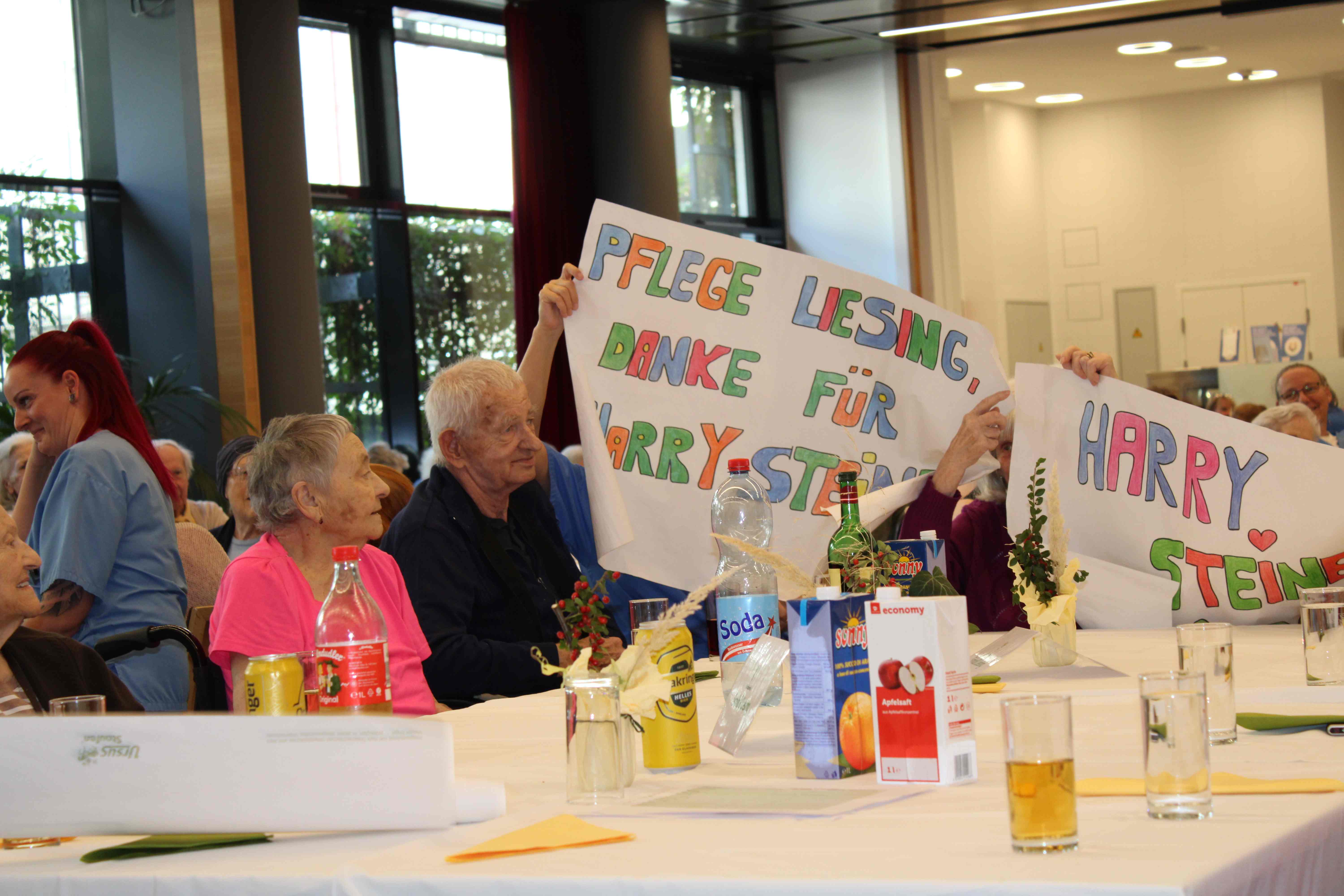 Pflege Liesing, Herbstfest, Bewohner*innen im Festsaal