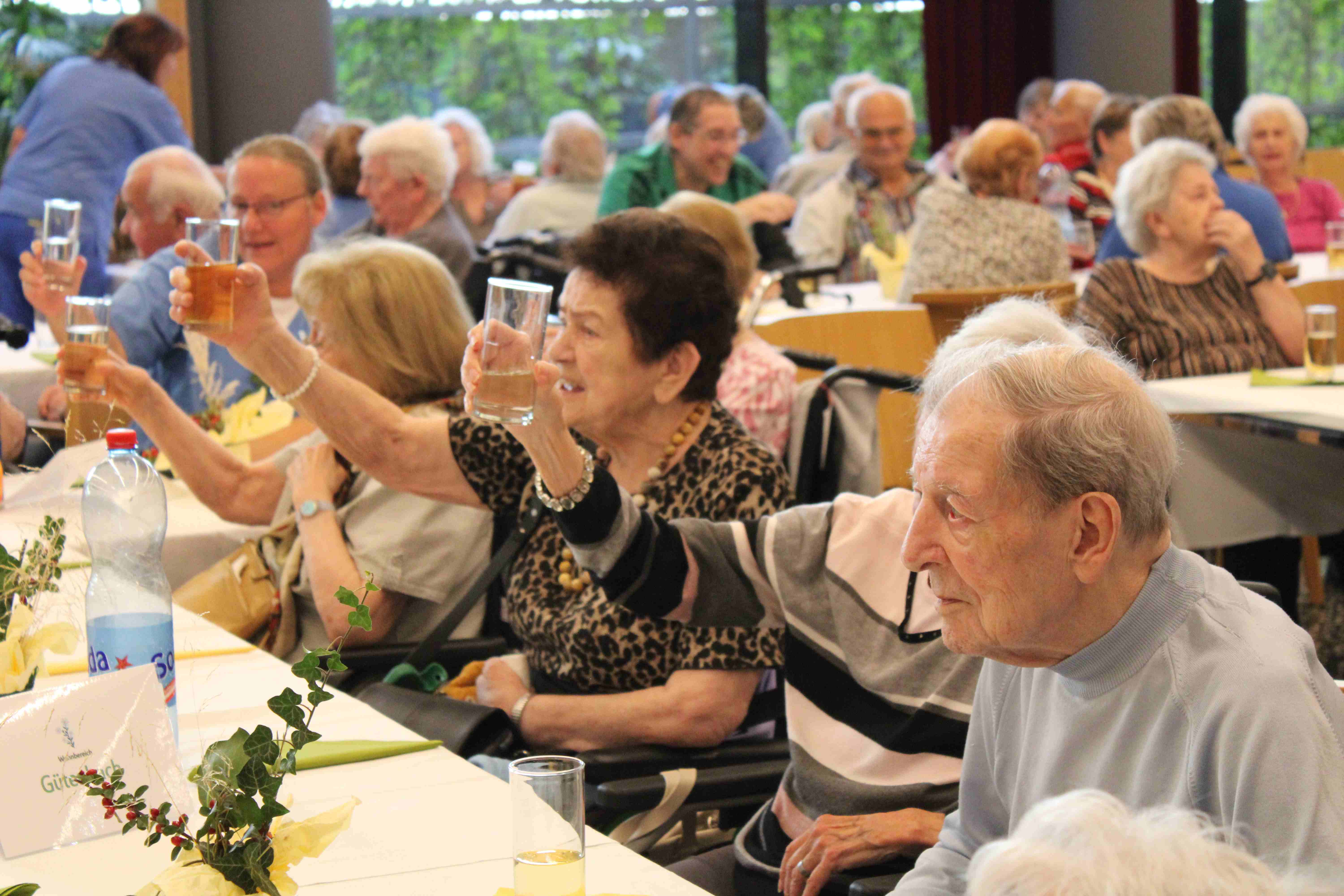 Pflege Liesing, Herbstfest, Bewohner*innen im Festsaal