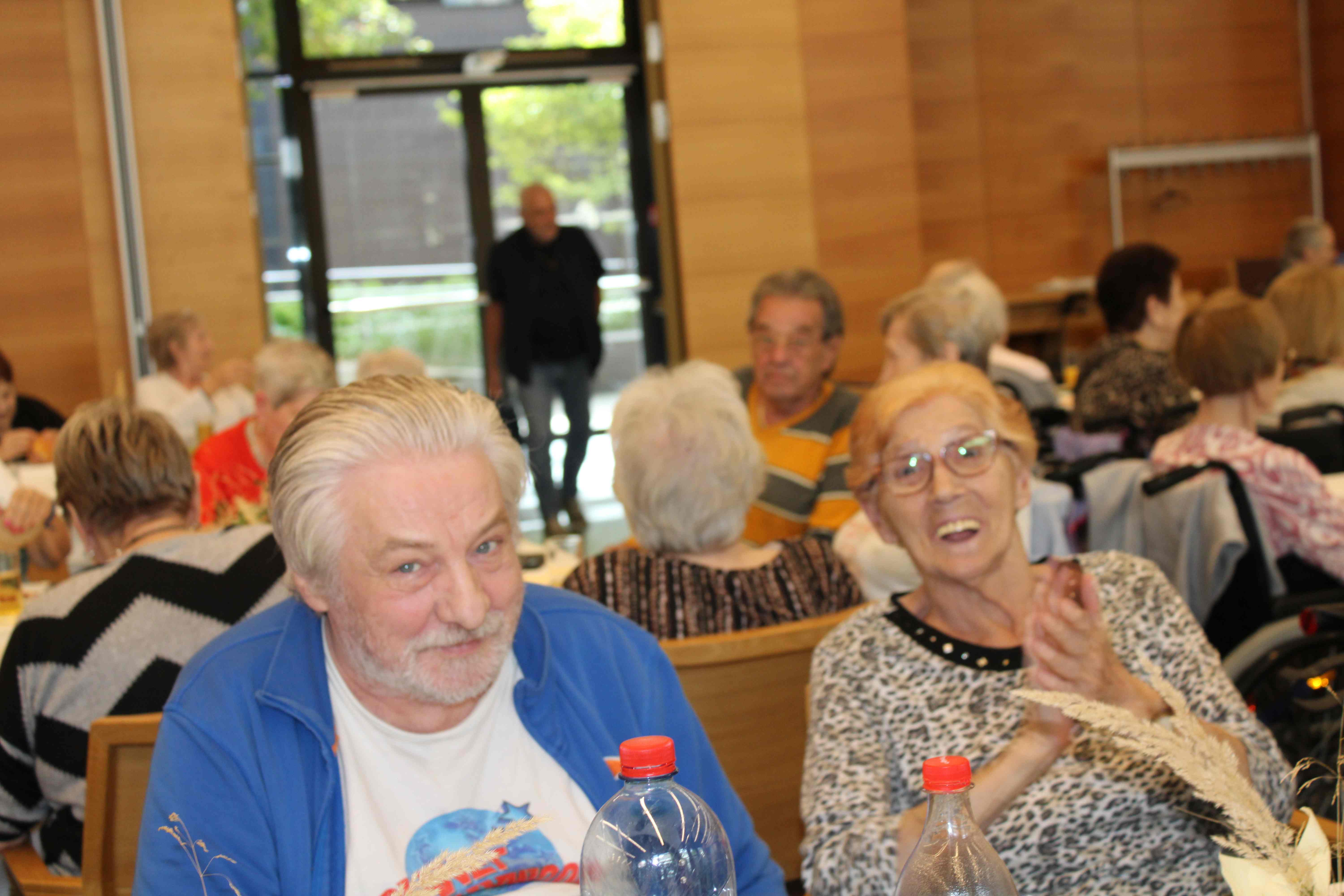 Pflege Liesing, Herbstfest, Bewohner*innen im Festsaal