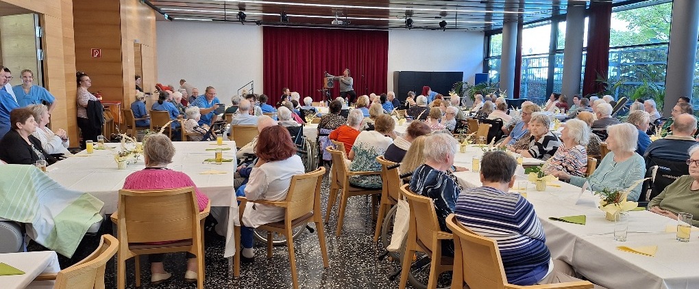 Pflege Liesing, Herbstfest, Bewohner*innen im Festsaal