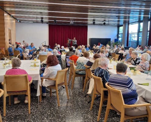 Pflege Liesing, Herbstfest, Bewohner*innen im Festsaal