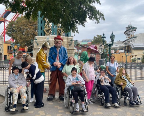 Rickscha-Fahrt im Prater, Bewohnerinnen und Begleiterin