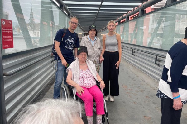 Rickscha-Fahrt im Prater, Bewohnerinnen und Begleiterin
