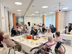 Pflege Leopoldstadt Bewohner*innen sitzen am Tisch und essen