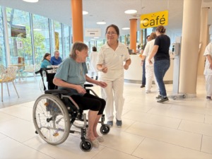 Pflege Leopoldstadt Bewohnerin im Rollstuhl tanzt mit Pflegerin