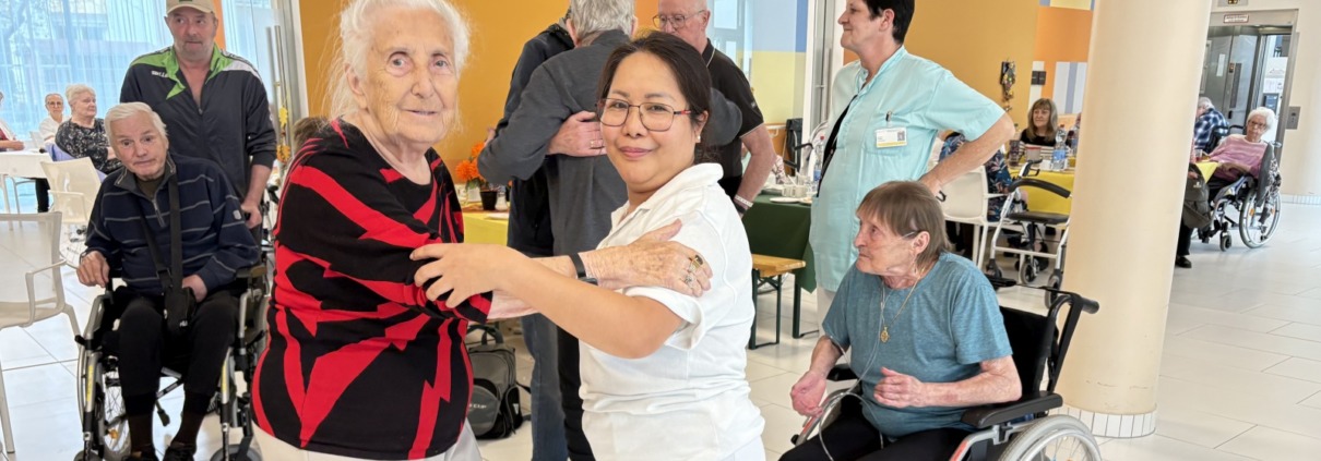 Pflege Leopoldstadt Bewohnerin tanzt mit Pflegerin