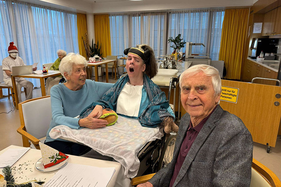 Bewohner*innen und Angehörige auf der Weihnachtsfeier in der Pflege Baumgarten