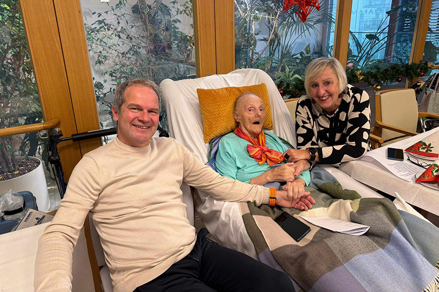 Bewohner*innen und Angehörige auf der Weihnachtsfeier in der Pflege Baumgarten