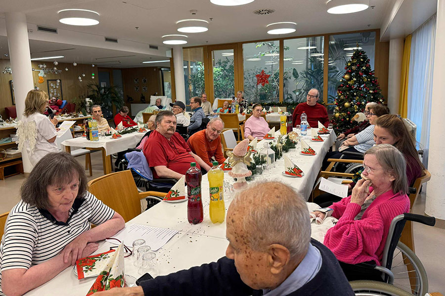 Bewohner*innen und Angehörige auf der Weihnachtsfeier in der Pflege Baumgarten