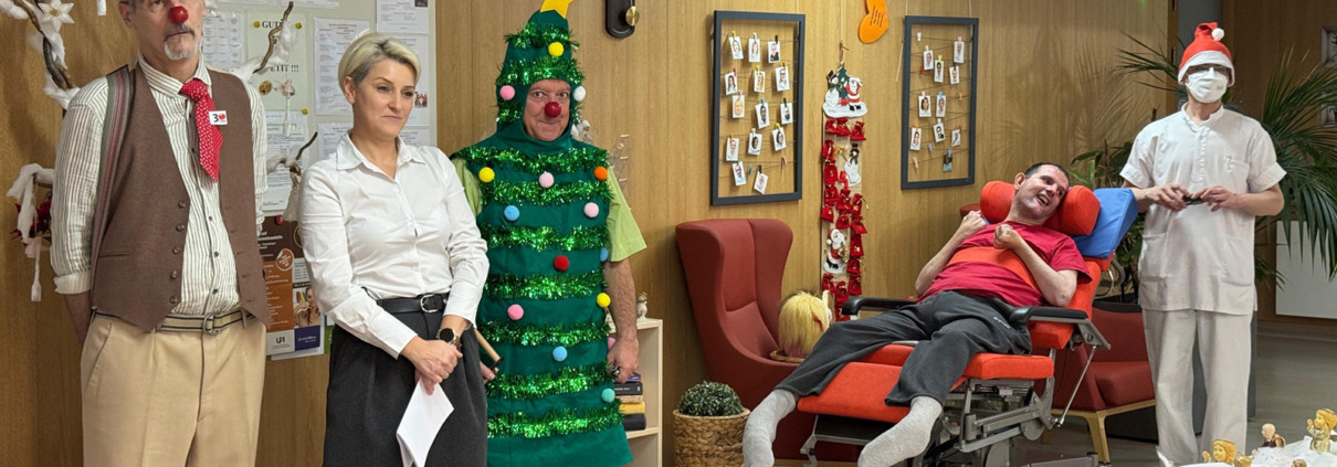 Mitarbeiter*innen und Bewohner*innen auf der Weihnachtsfeier in der Pflege Baumgarten