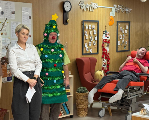 Mitarbeiter*innen und Bewohner*innen auf der Weihnachtsfeier in der Pflege Baumgarten