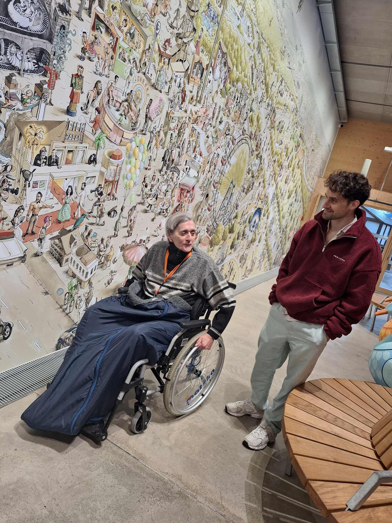 Pflege Donaustadt, Adventmarkt im Prater, Bewohnerin mit Begleitung