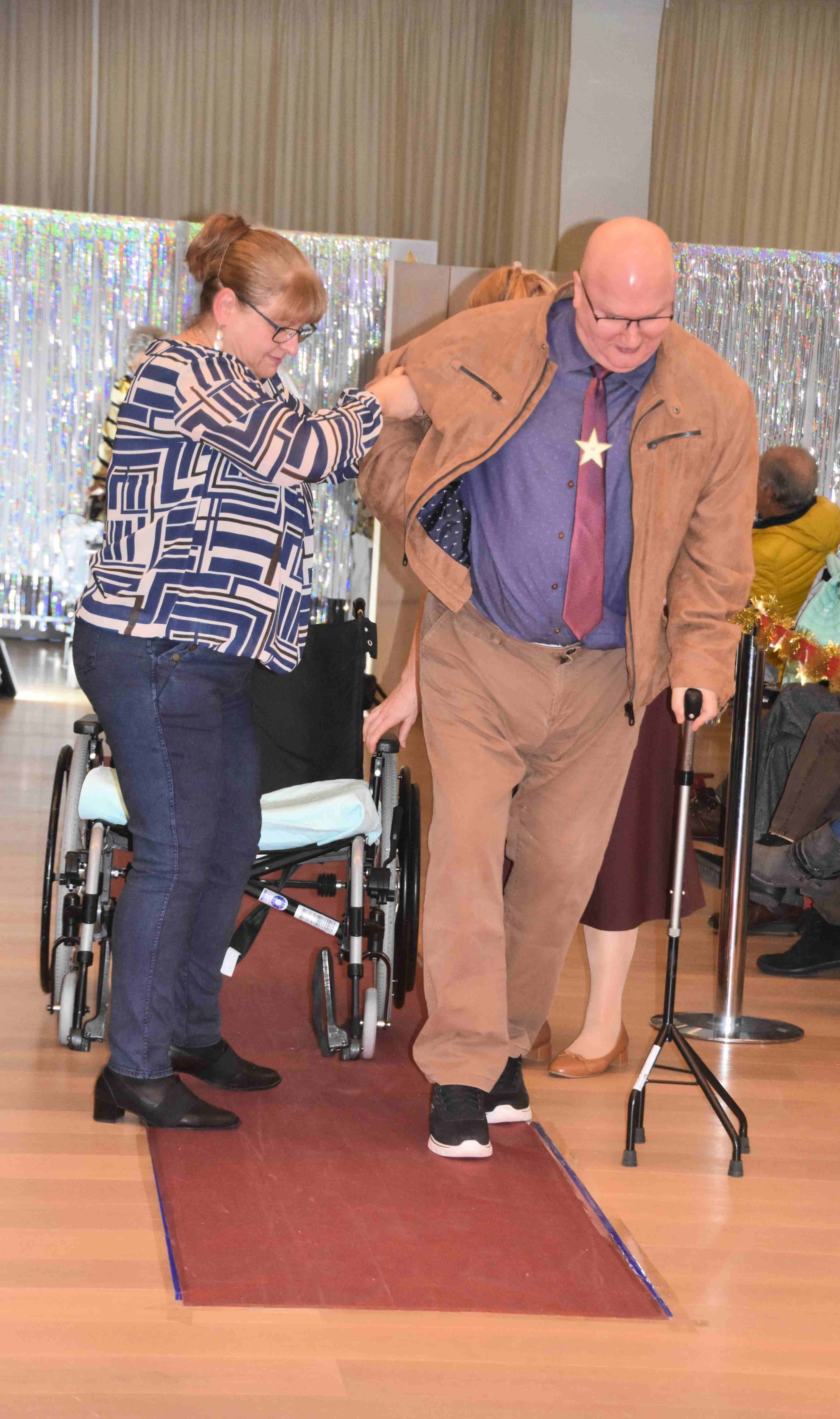 Pflege Donaustadt, Modenschau, Bewohner mit Begleitung