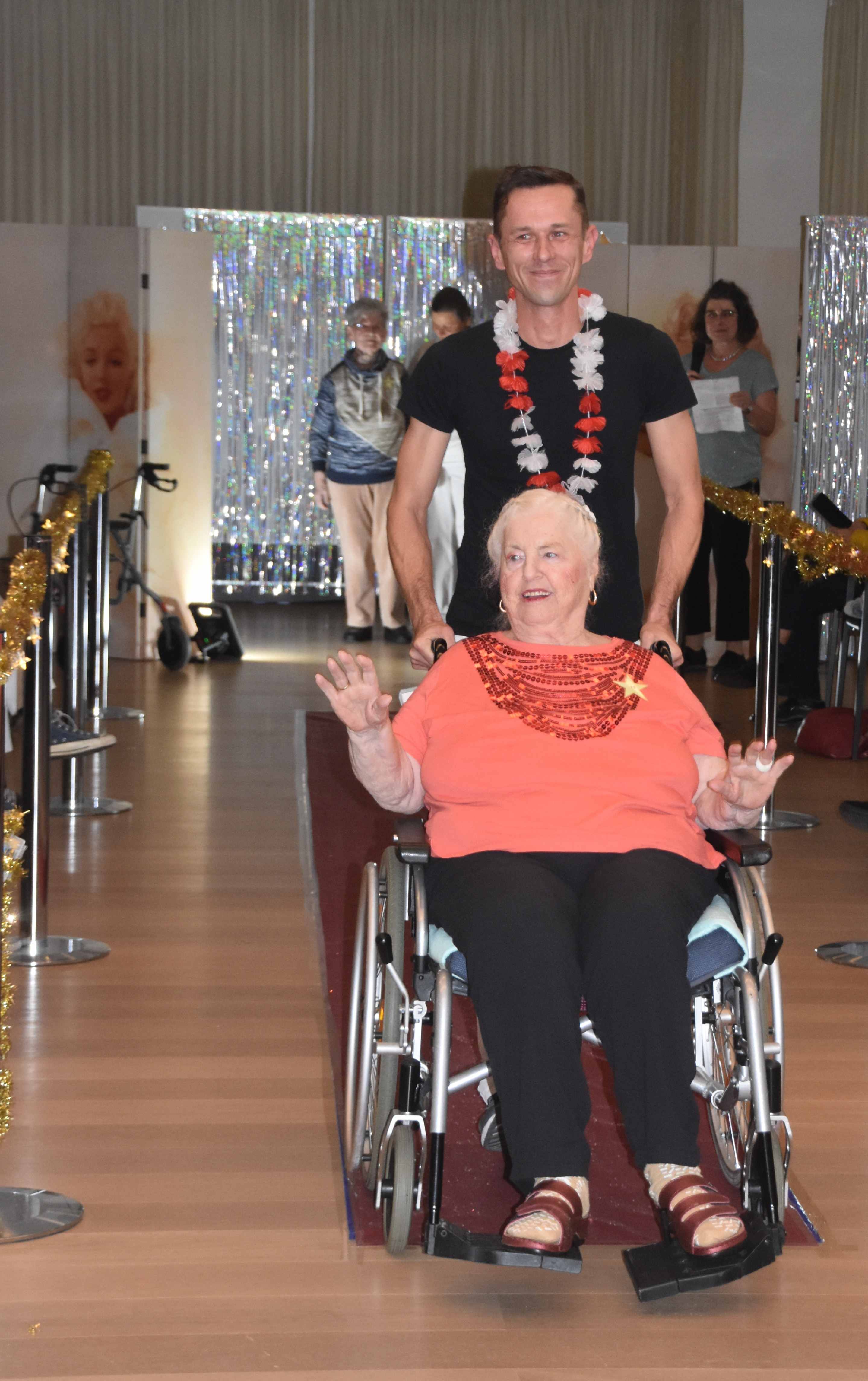 Pflege Donaustadt, Modenschau, Bewohnerin mit Mitarbeiter