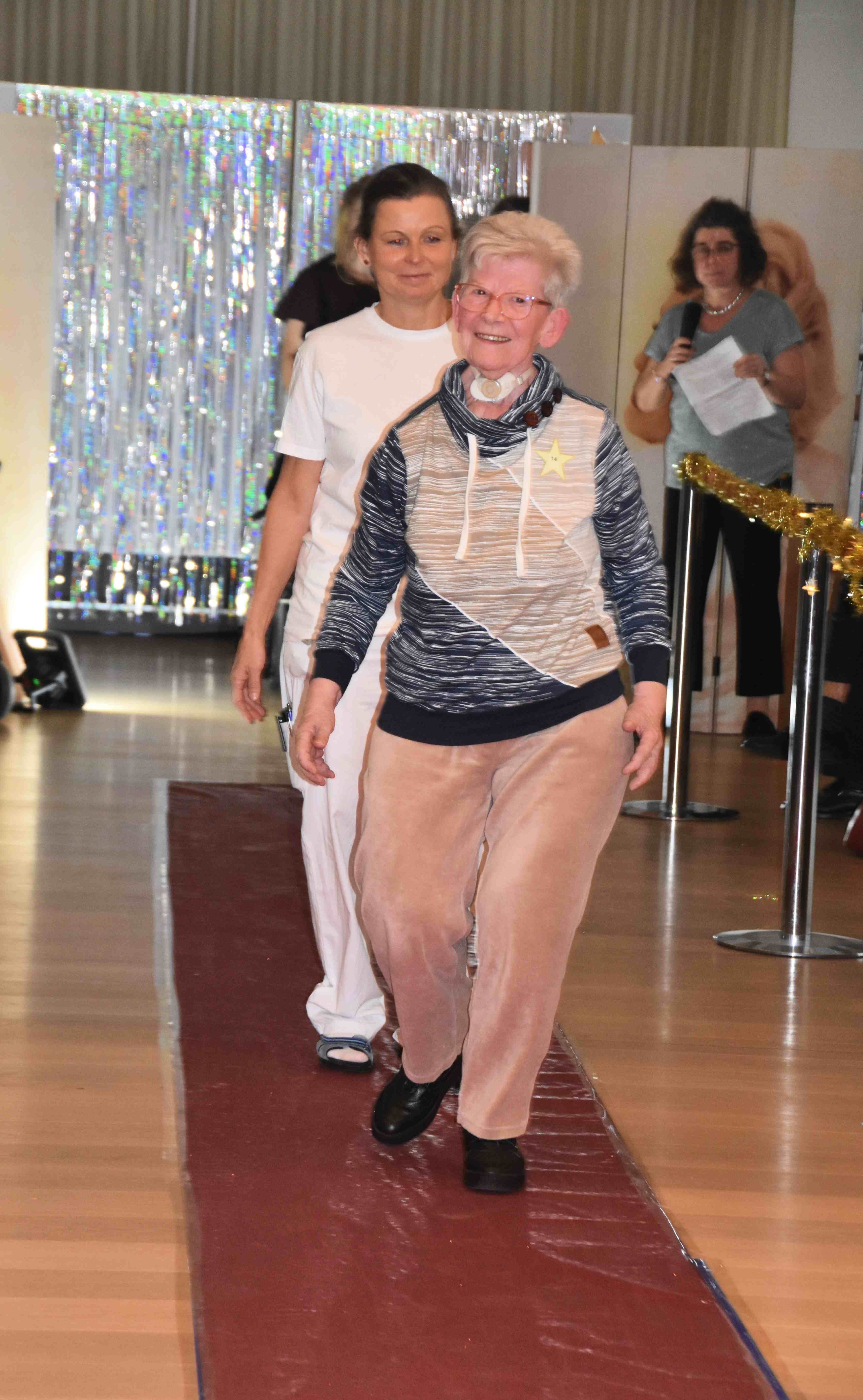 Pflege Donaustadt, Modenschau, Bewohnerin mit Pflegekraft