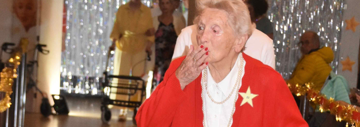 Pflege Donaustadt, Modenschau, Bewohnerin mit Pflegekraft