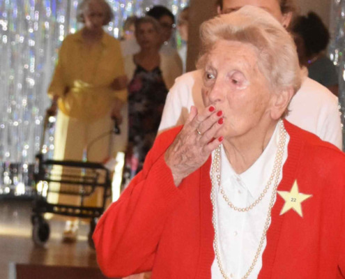 Pflege Donaustadt, Modenschau, Bewohnerin mit Pflegekraft